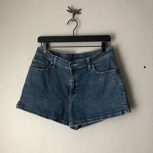 Vintage Levi’s medium wash blue denim shorts junior size 13/30